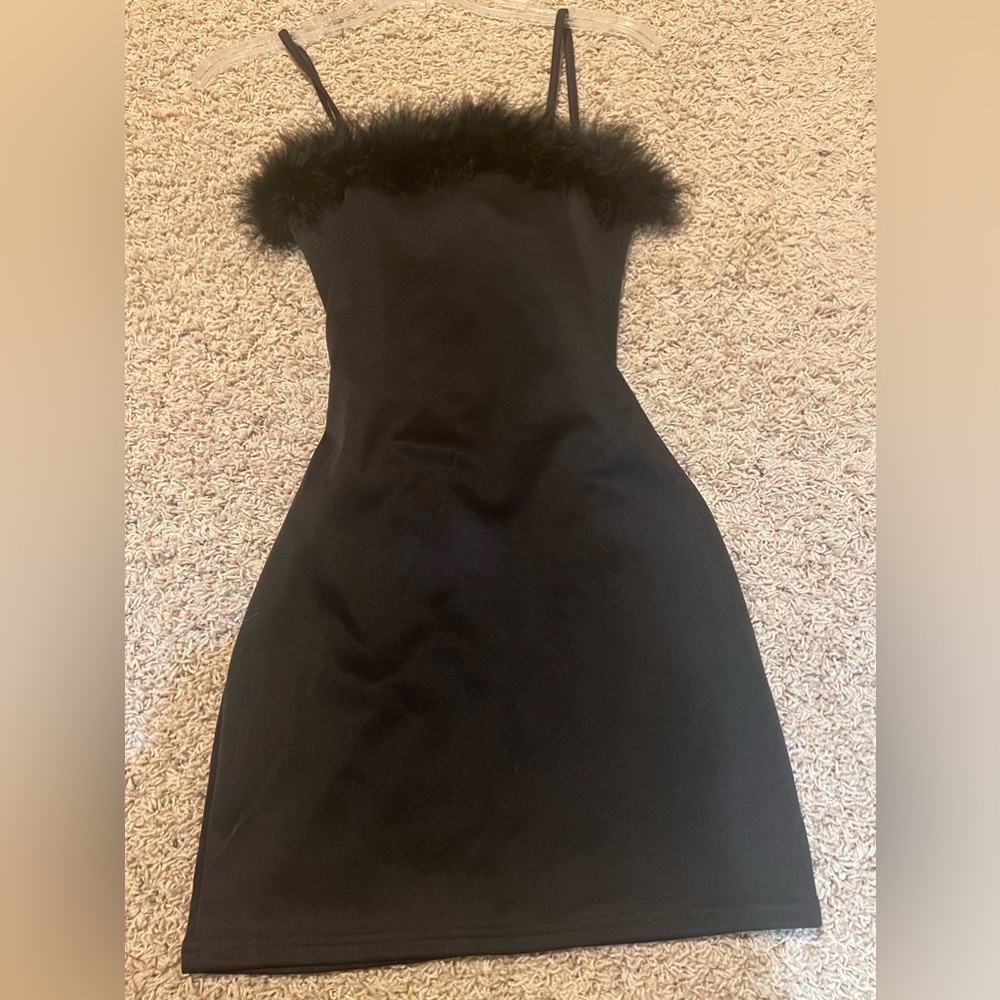 Black mini dress with faux feathers, no tag but I wear S in dresses, never worn.